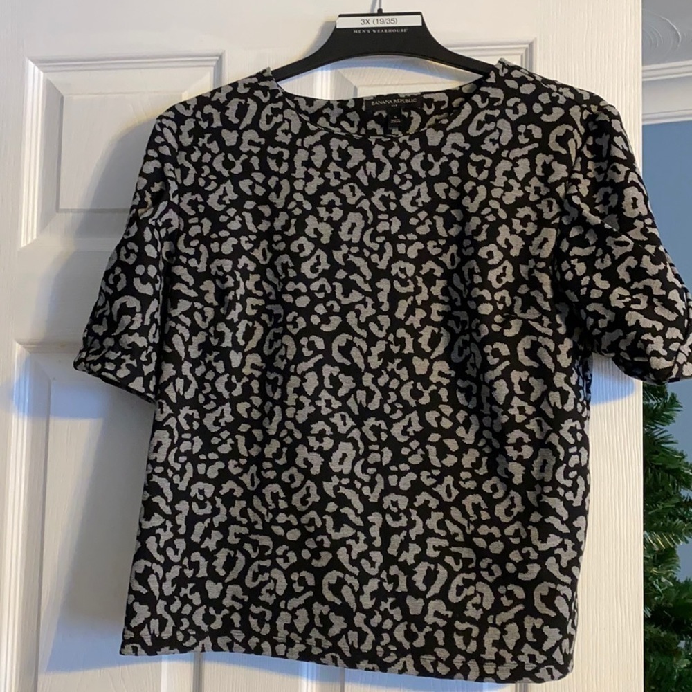 Banana Republic Black and Gray Leopard Print Short Sleeve Top